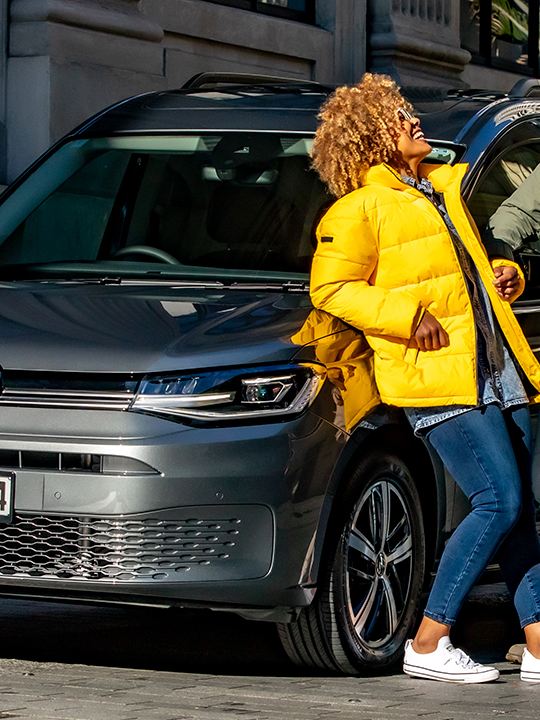 Una pareja con su VW Caddy en el río