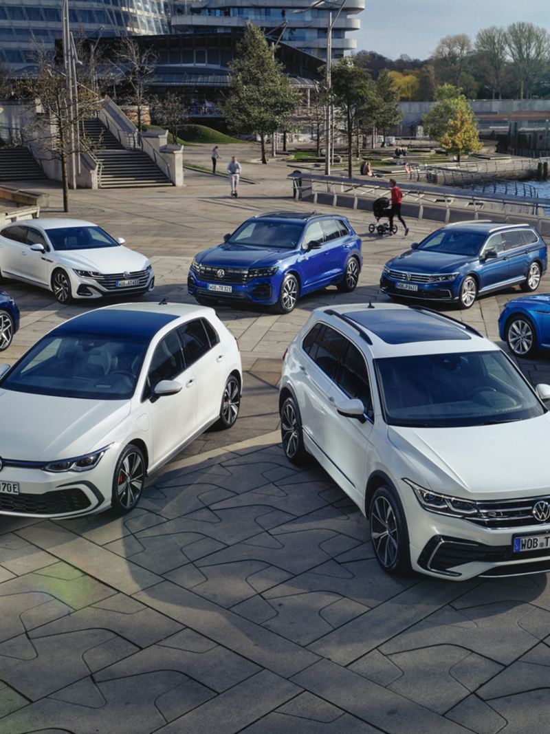Volkswagen Flotte steht aufgereiht vor Skyline – Neuwagen-Finanzierung