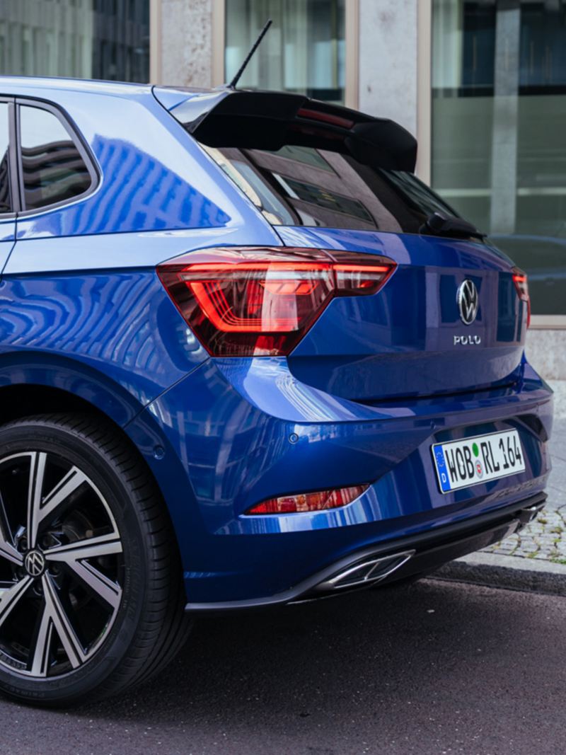 Seitliche Sicht auf Rückseite eines blauen VW Polo