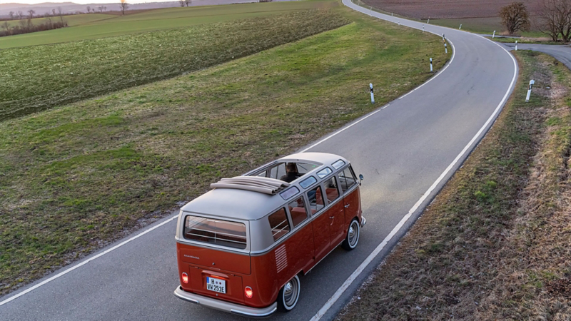 e-BULLI 紅白T1 電動概念車行徑在公路上