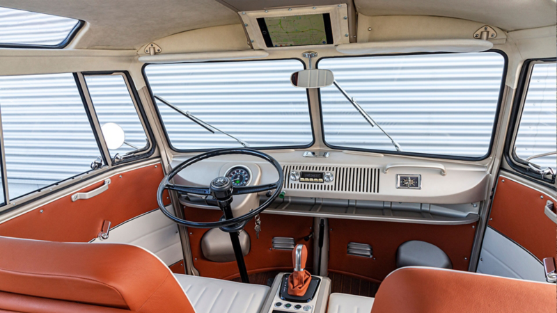 e-BULLI 紅白T1 車內空間展示