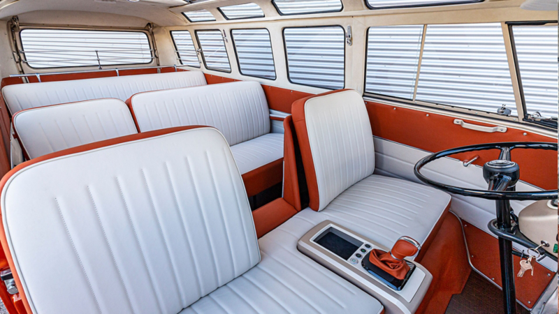 e-BULLI 紅白T1 車內座椅空間展示