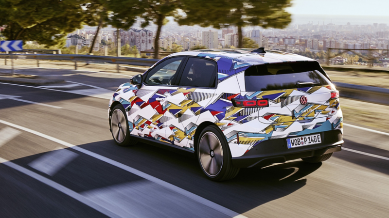 Trekvart bagfra-visning af en kørende VW ID. Polo med konceptindpakning.