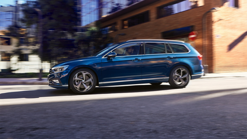 Mann steigt in Passat Variant – Vorteile Leasing