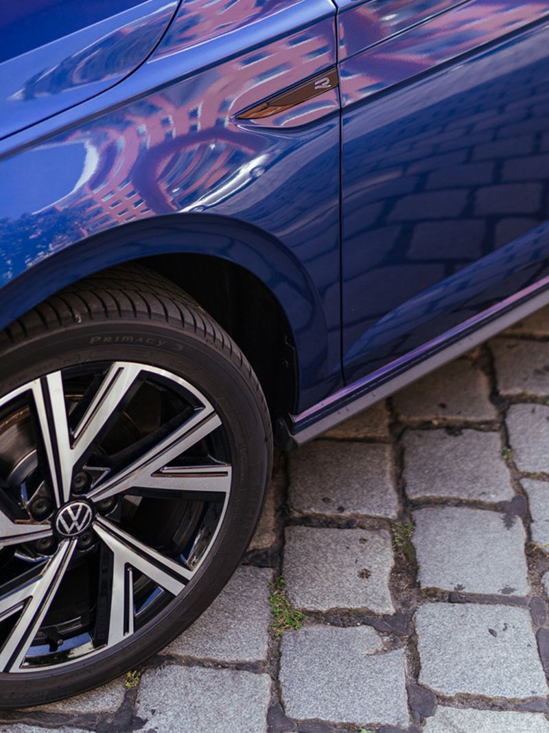Sicht auf Vorderreifen eines blauen VW Polo.