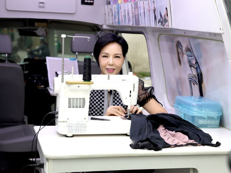莊總經理正在T5 Kombi 車內的折疊桌上縫製塑身衣
