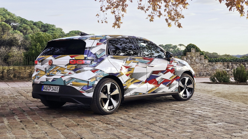 Trekvart bagfra-visning af en VW ID. Polo med konceptindpakning.