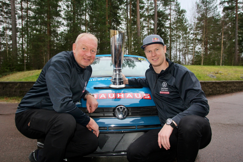 Johan Kristoffersson på sladd på en snötäckt väg.