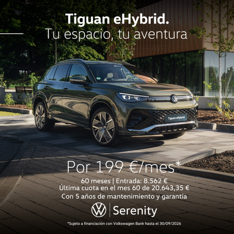 Volkswagen Tiguan eHybrid verde oscuro, vista trasera izuierda. Por 199€/mes. Entrada: 8.562€. Entrada 60 meses. Última cuota en el mes 60 de 20.643,35€. Sujeto a financiación con Volkswagen Bank hasta el 30/09/2026. 5 años de mantenimiento y garantía con Serenity.