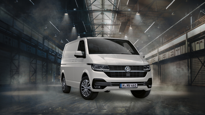 El Transporter 6.1. aparcado en un interior industrial.