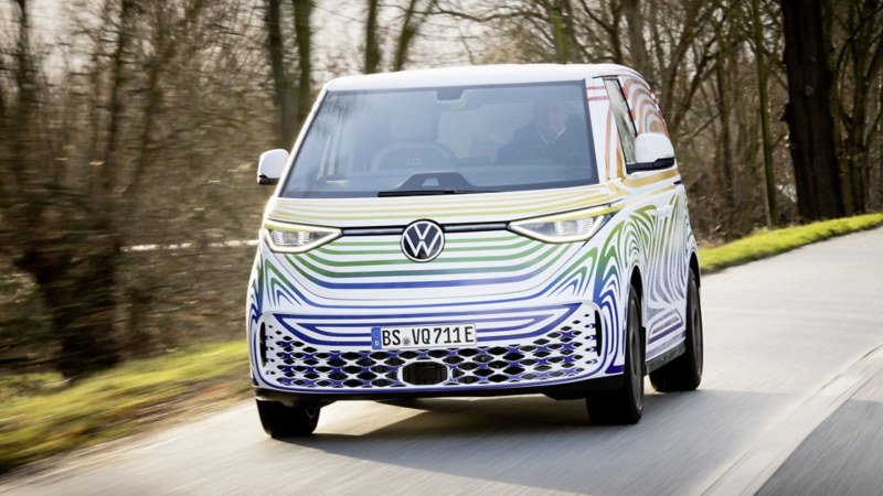 Volkswagen ID.Buzz con carrozzeria cammuffata in marcia su strada.