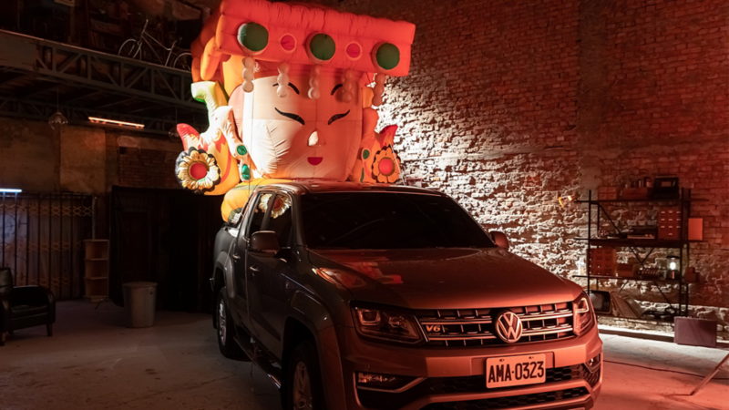 璀璨銀色的Amraok V6後廂載著Q版大甲媽祖氣球
