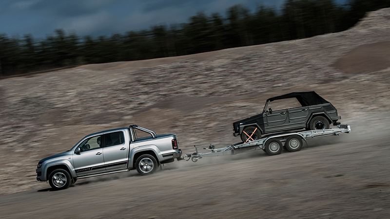 Volkswagen Amarok med Bingo Rimérs gamla VW på släp