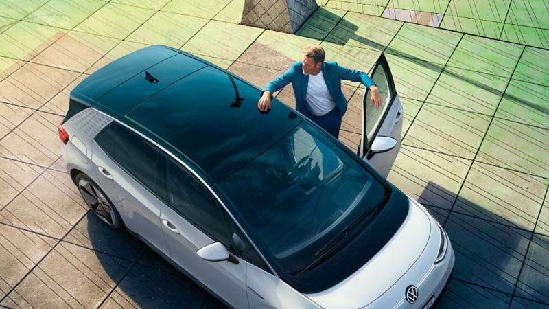 Un uomo sale a bordo della sua Volkswagen ID.3, vista 3/4 frontalmente dall'alto.