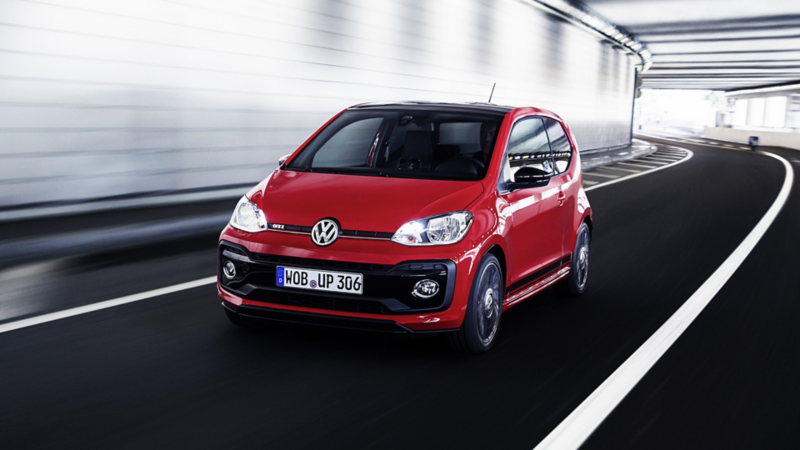 Ein roter VW up! fährt durch einen Tunnel.