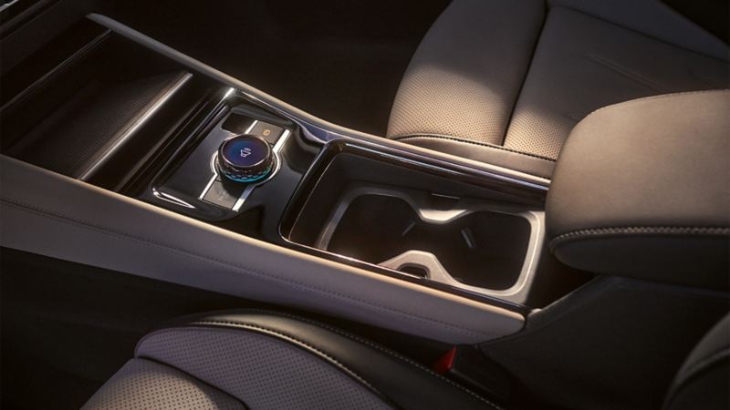 Vista dettagliata all’interno della Volkswagen Tiguan con un primo piano sulla consolle centrale con l’interruttore per l’esperienza di guida.