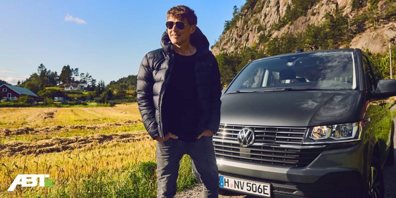Morten Harket steht vor einem Volkswagen Nutzfahrzeug.