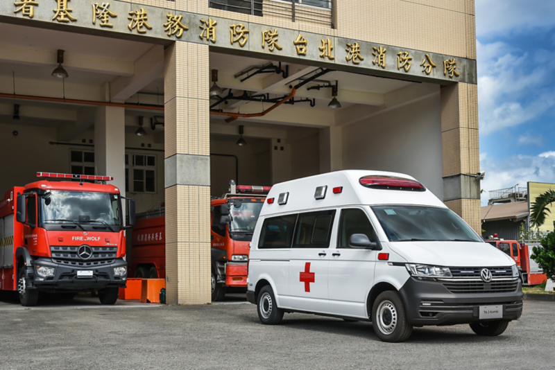 將香草白的T6.1 Kombi改裝成救護車，停在消防隊前面