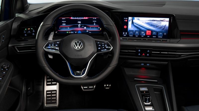 Förarplatsen i VW Golf R med ratten och infotainment-systemet i fokus.