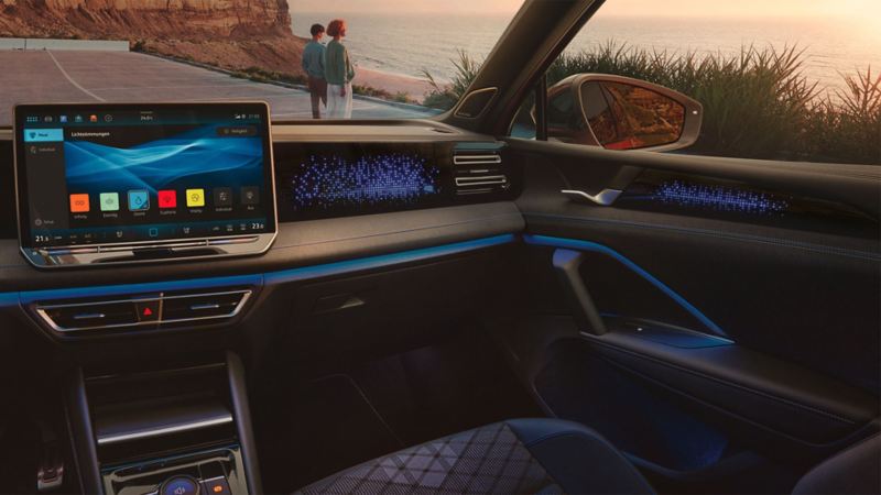 Interörbild från Nya Tiguan med ambientbelysningen i fokus.