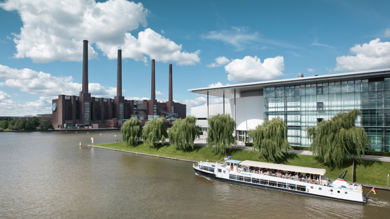 Ansicht des Volkswagen Standortes in Wolfsburg vom Wasser aus gesehen