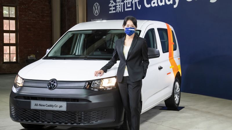 台灣頭家的德國商用車－全新世代Caddy Cargo今日（8/26）登台上市，並提供短軸自排及長軸手排給予頭家多元用車選擇，雙車型正式售價NT$82.8萬元。（圖為：台灣福斯商旅總裁 巫詩棻)