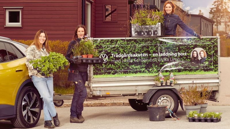Ulrika Levin och Linda Schilén står tilsammans med odlingsentusiasten vid släpet bakom en ID.4.
