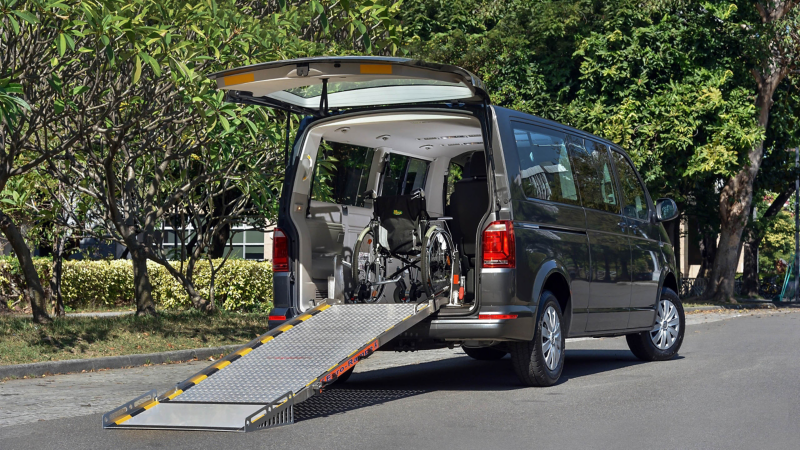 珍珠黑色T6.1 Caravelle福祉車(斜坡板)