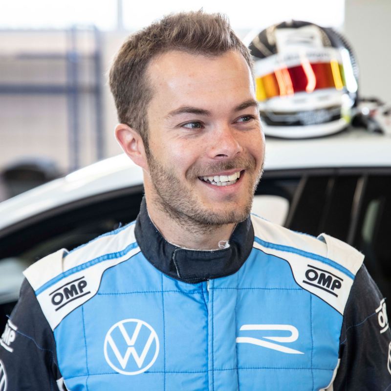 Der Volkswagen R Entwicklungsfahrer Benjamin Leuchter freut sich über den neuen Rekord