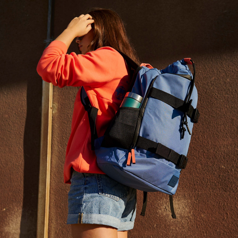 Frau mit einem Rucksack aus ID. Kollektion von Volkswagen Zubehör