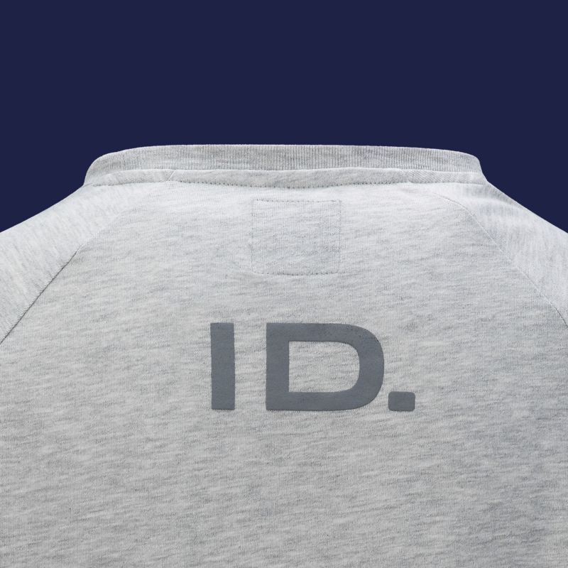 Una camiseta gris con la inscripción «ID.»