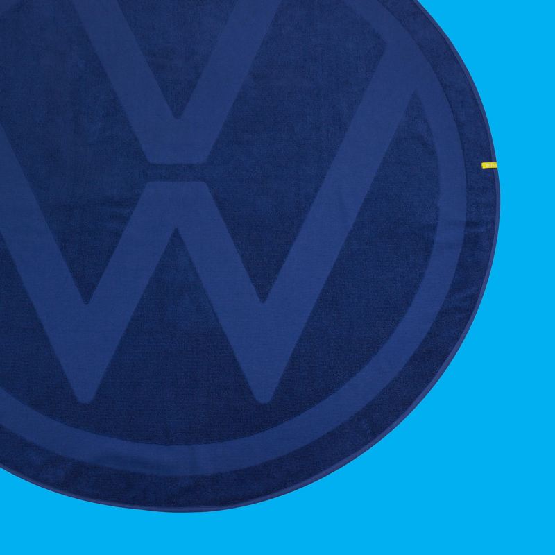 Una toalla redonda en azul con el logotipo «VW» en toda la superficie – Productos Volkswagen