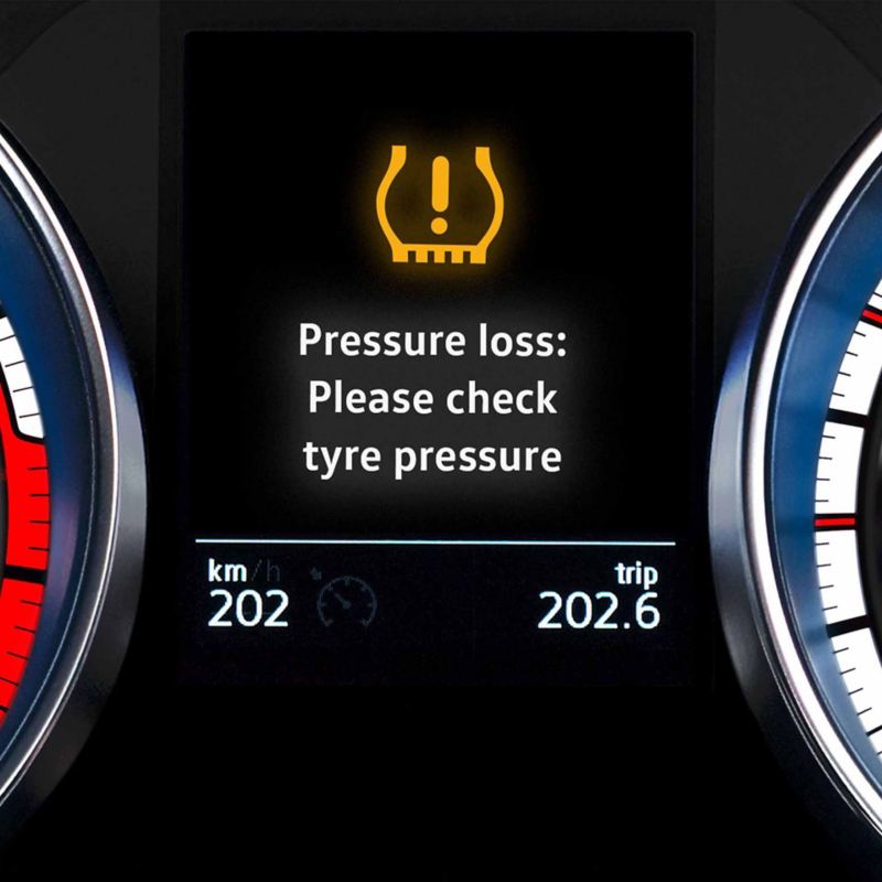 Dettaglio dell'accensione della spia che indica il livello di pressione degli pneumatici.