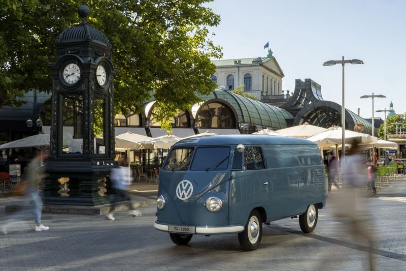 Volkswagen Bulli na ulicy w mieście