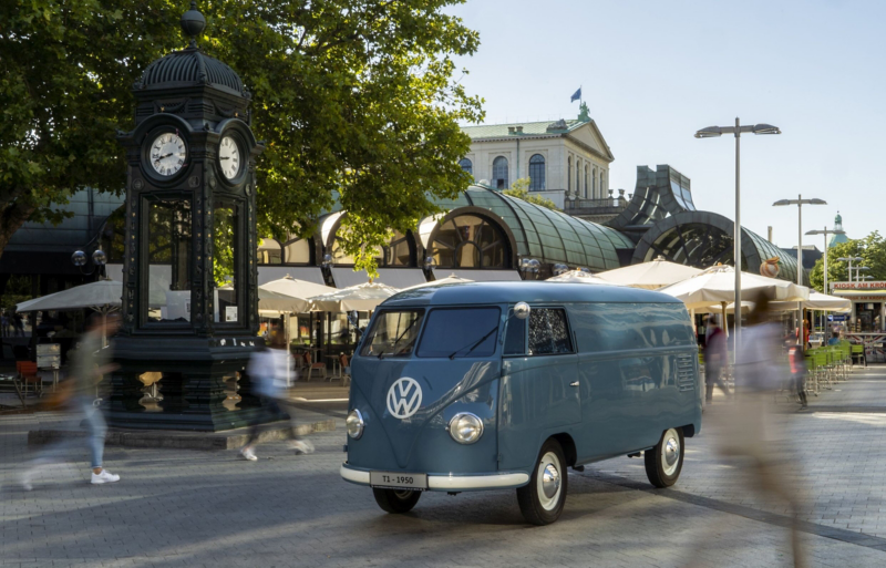 Volkswagen Bulli na ulicy w mieście
