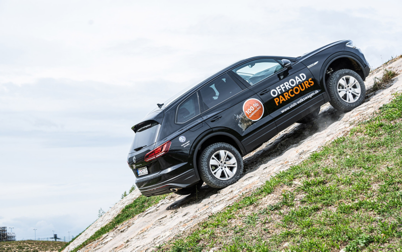 Touareg fährt einen steilen Hang rauf