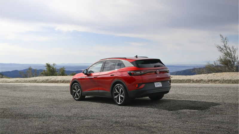 Vista del Volkswagen ID.4 rojo 2024 en el desierto