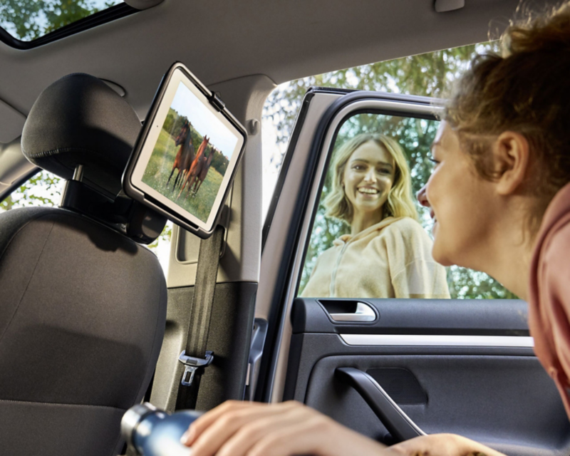 Familia usando punto de acceso wi-fi en el vehículo VW.