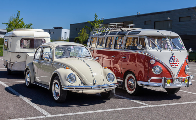 Piękne, klasyczne modele Volkswagena na parkingu