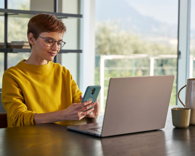 Woman contacting the Volkswagen Response Center.