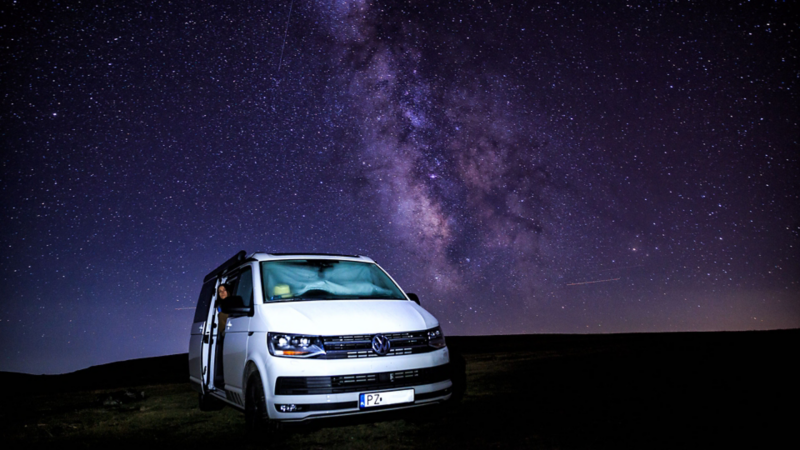 Volkswagen na tle rozgwieżdżonego nieba. 
