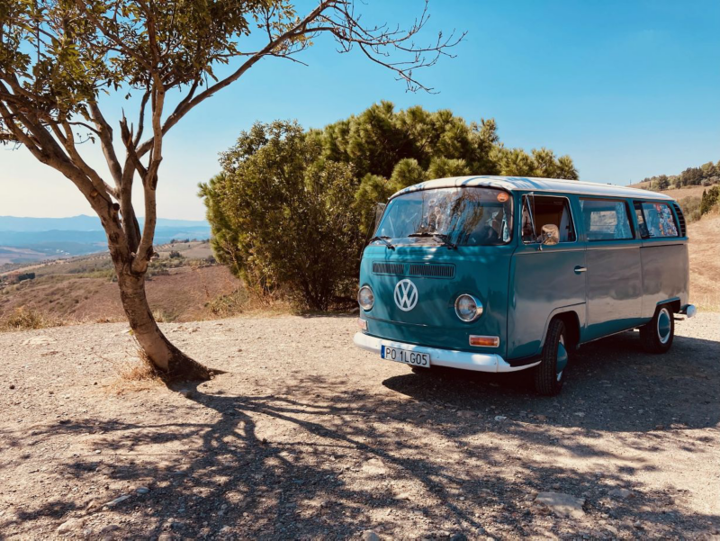 Volkswagen Transporter w letnim krajobrazie.