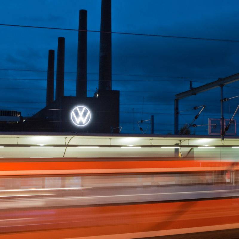 Foto eines fahrenden Zuges durch den Hauptbahnhof von Wolfsburg