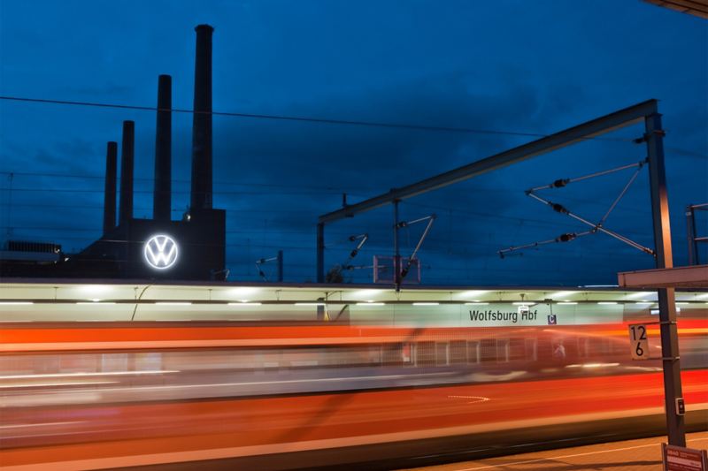Nächtlicher Blick vom Wolfsburger Hauptbahnhof zum Volkswagen Werk