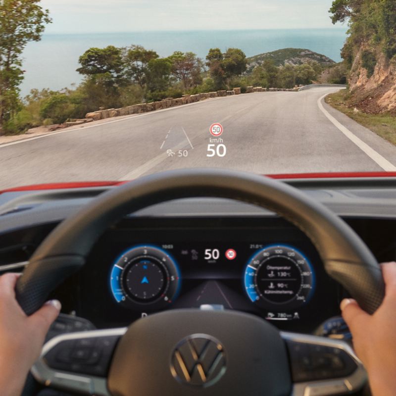 Vista dettagliata del volante e dell'head-up display di VW Tiguan.