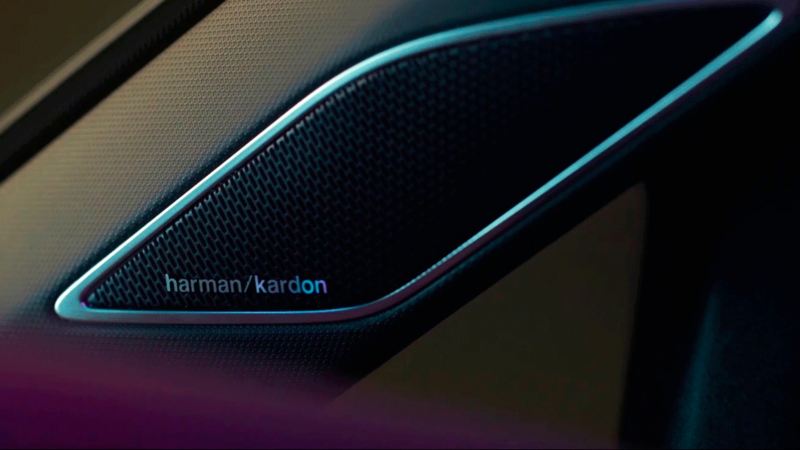 Detalle de un altavoz del sistema de sonido Harman / Kardon