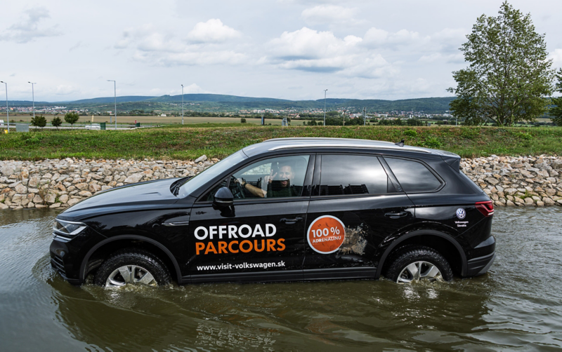 Trauffer fährt mit dem Touareg durchs Wasser