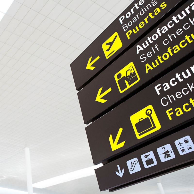 Hinweisschilder auf einem Flughafen