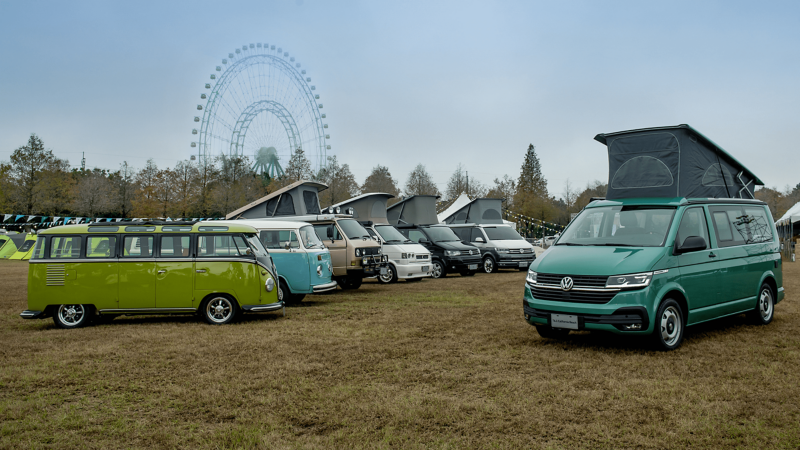 月桂綠色的T6.1 California Beach在鏡頭最右邊，左方還有六台福斯商旅車款