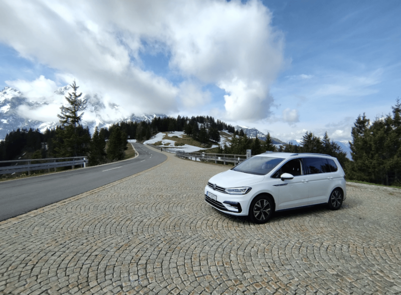 Sportowy Volkswagen w górach